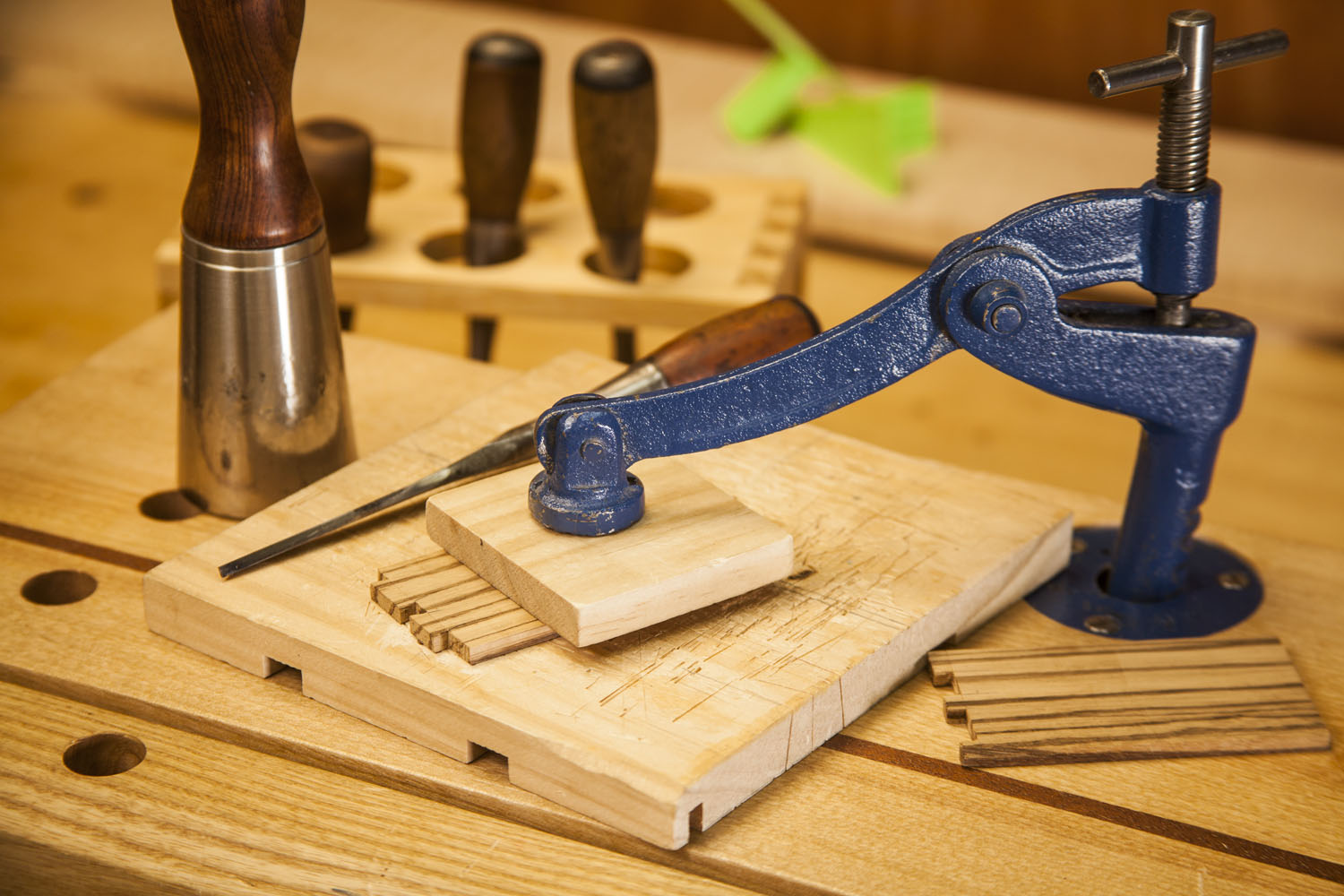 Moxon vise optimized for dovetails in small parts
